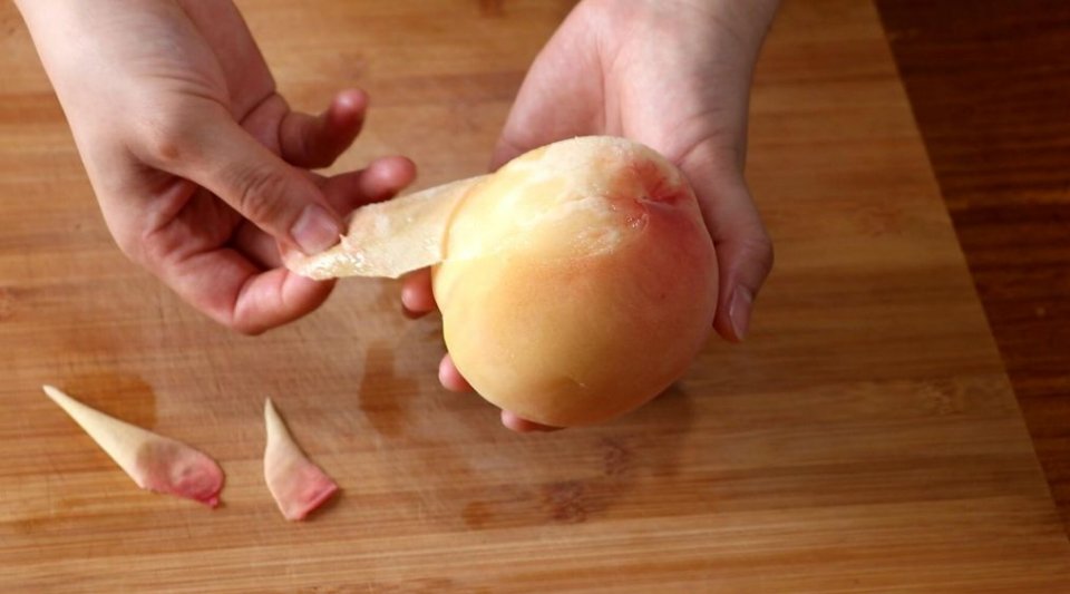 夏日饮品我最爱喝它,1个桃子,一点茶叶就能做,喝起来冰冰爽爽