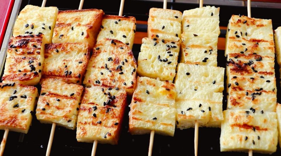奶香片吃腻了,教你烤面包片,奶香味浓郁,看着像烤五花肉串