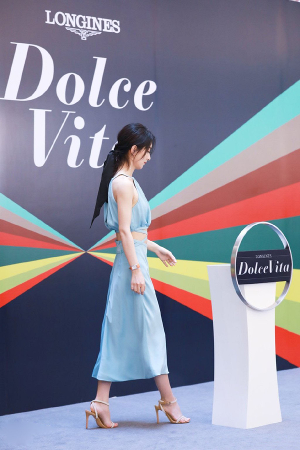 言过其实赵丽颖穿露腰裙被花式赞美小蛮腰很可但有点五五分