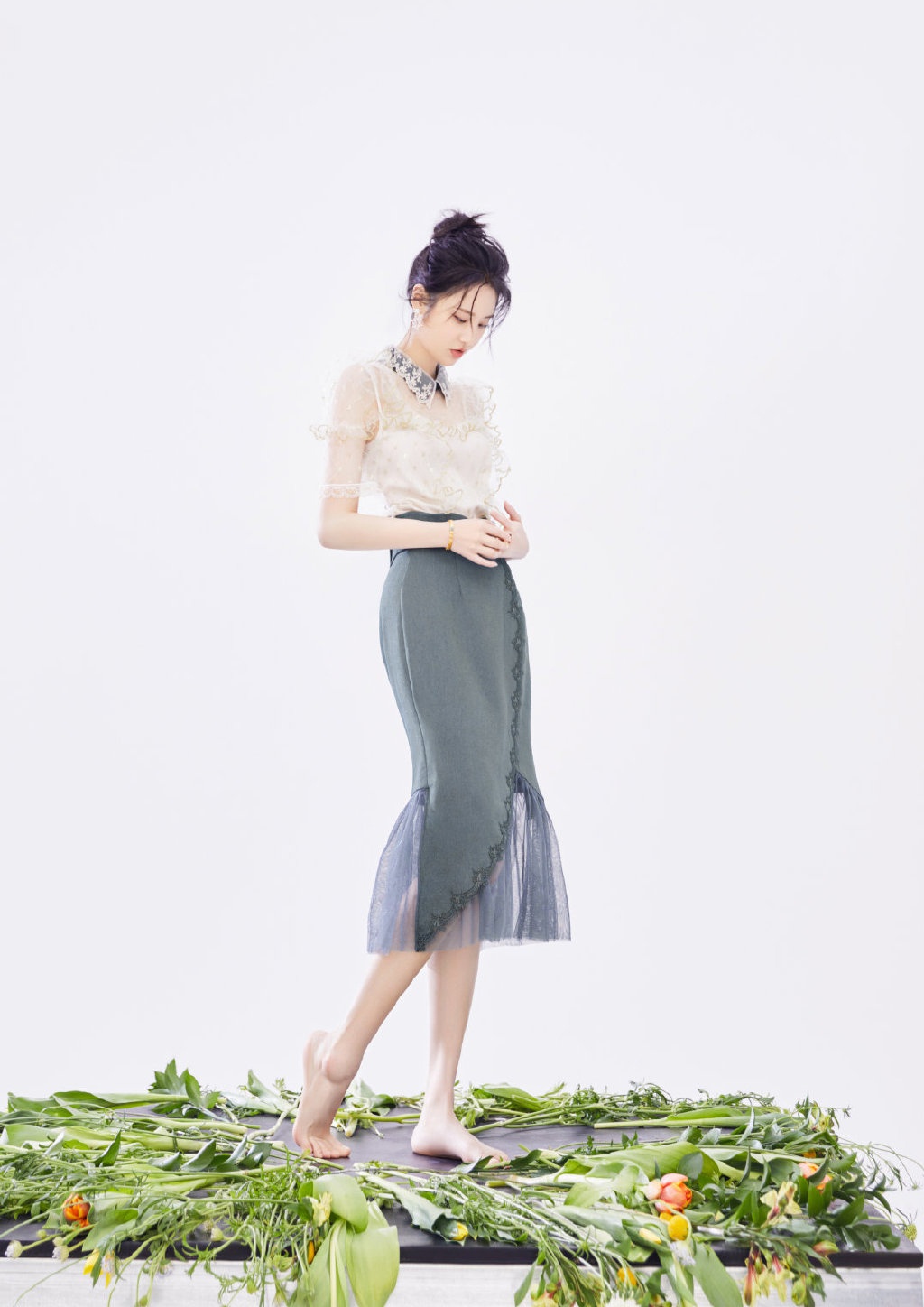 不愧是从小学舞蹈的人张慧雯穿拼接鱼尾裙窈窕身姿优雅迷人