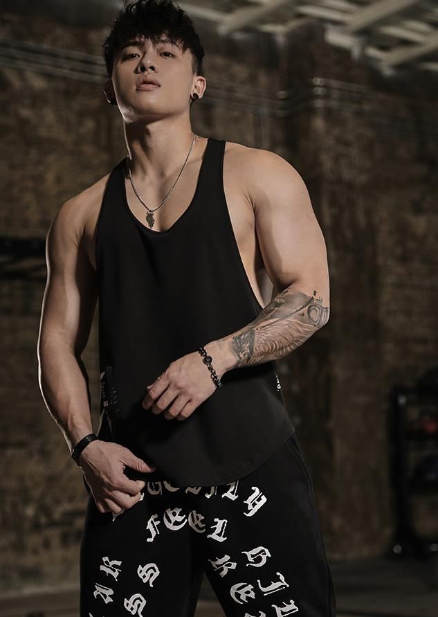 组图:身高175,体重78公斤的硬汉,黑色穿搭有气质,更有男人范__财经