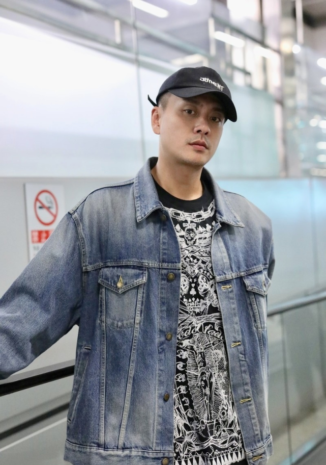 39岁黄宗泽低调走机场,一身牛仔衣配棒球帽,面容憔悴依旧帅气