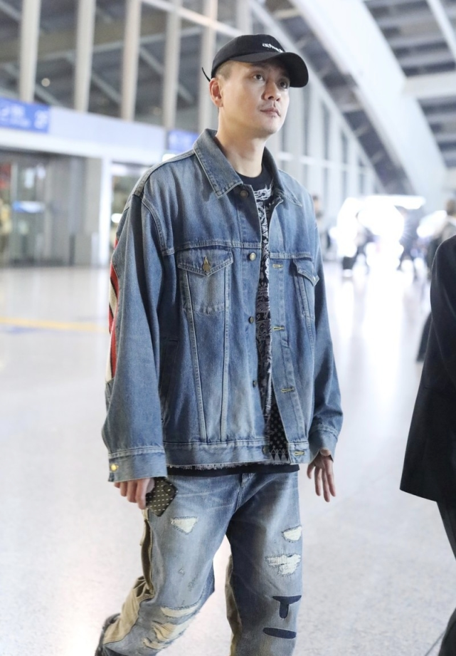 39岁黄宗泽低调走机场,一身牛仔衣配棒球帽,面容憔悴依旧帅气