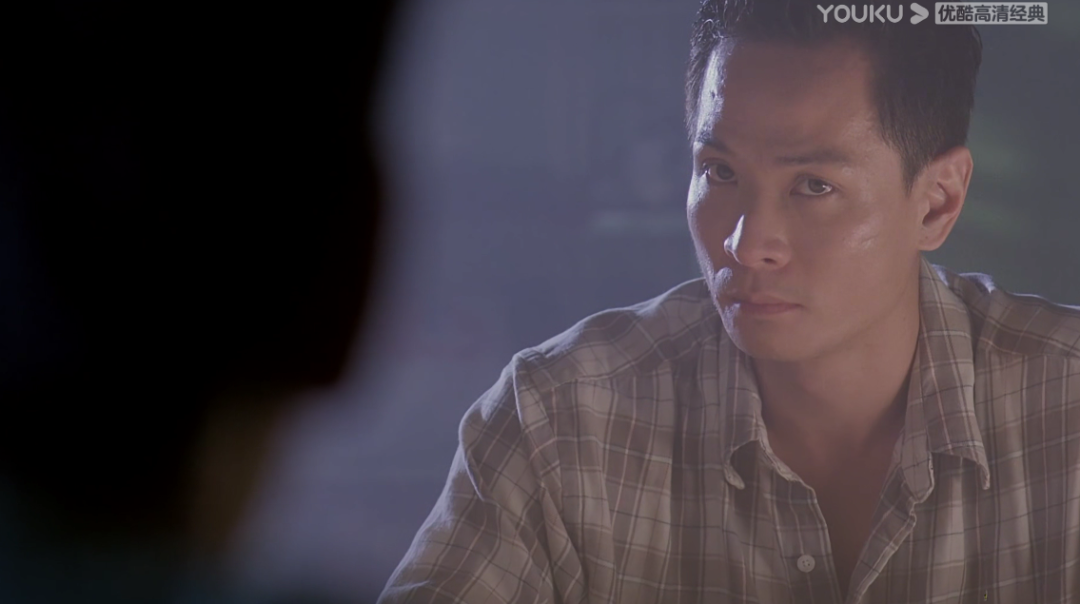 同为黑社会混子的叶世官的出现,给了警察抓捕他的机会.