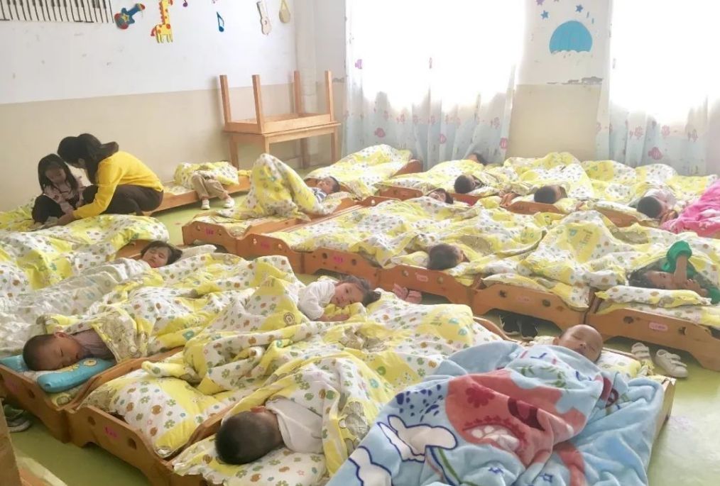 幼儿园孩子同睡大通铺,小男孩做出了一个举动,让家长们尴尬不已
