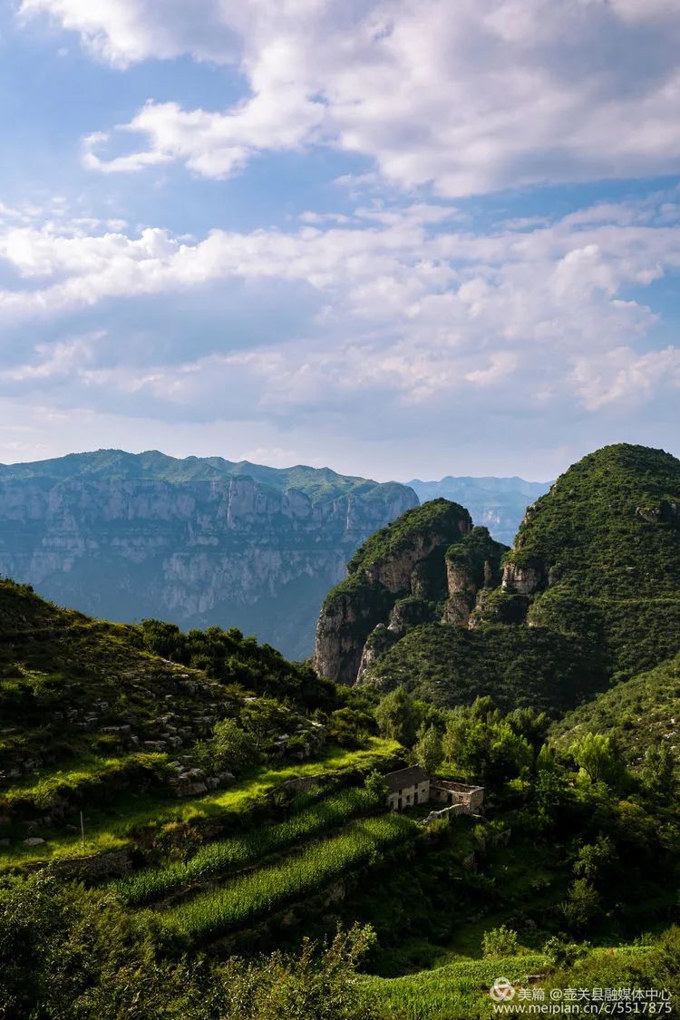 13青  龙  峡青龙峡融青山,绿水,洞穴等自然景观于一体,纳太行山