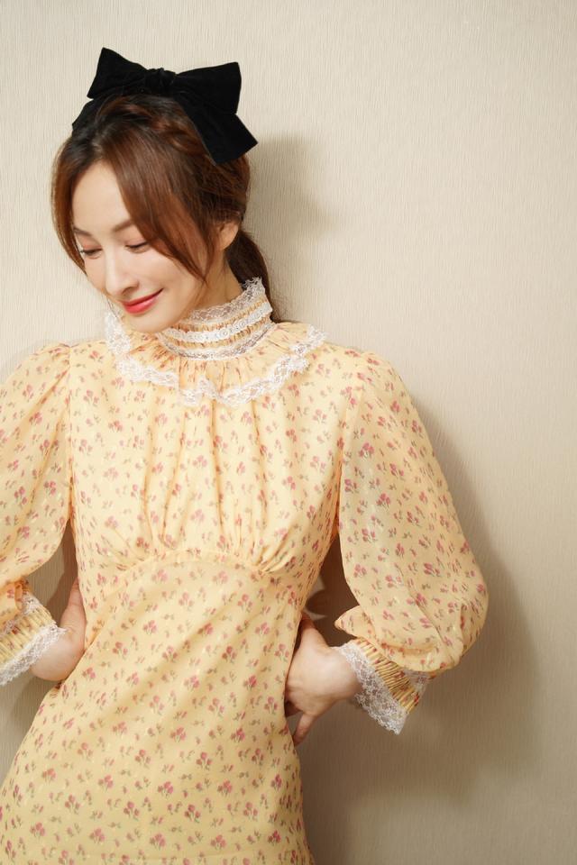 吴昕这一身很"招摇",嫩黄色碎花裙 大蝴蝶结,说18岁都行