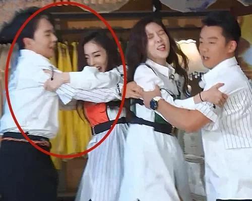 郭麒麟与张天爱相拥玩游戏时谁注意他的手放哪真当镜头看不到