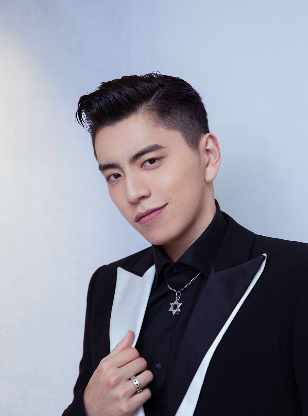 王大陆穿西装超帅,尤其是笑起来,痞帅痞帅的