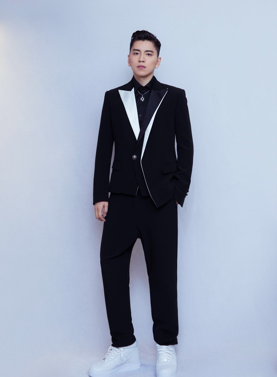 王大陆穿西装超帅,尤其是笑起来,痞帅痞帅的