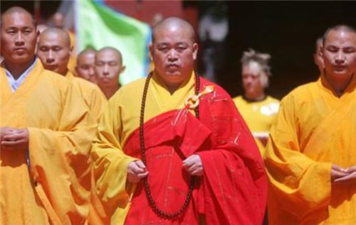 释永信的袈裟,到底有多奢华?配钩用18k金,一件可以买一台汽车