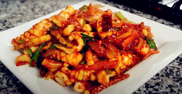 香辣炒鱿鱼新做法,香辣可口吃起来微甜有嚼劲,配上杂粮米饭更香