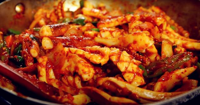 香辣炒鱿鱼新做法,香辣可口吃起来微甜有嚼劲,配上杂粮米饭更香
