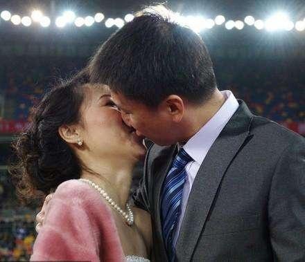 她曾是央视主持人,正红时嫁给了富豪,如今生活怎么样?