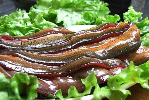 在家做鳝鱼时,别傻傻用料酒去腥,额外加点"它",腥味去的彻底