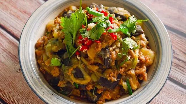 酱拌茄子土豆泥主料:土豆两个,长茄子两个配菜:小葱,蒜,小米辣,香菜