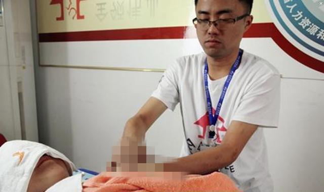 男催乳师走红年轻宝妈偷偷体验过后直呼亏大了