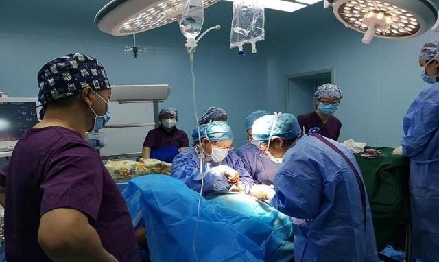 90后孕妇剖腹产时,冷不丁一句话逗翻医生