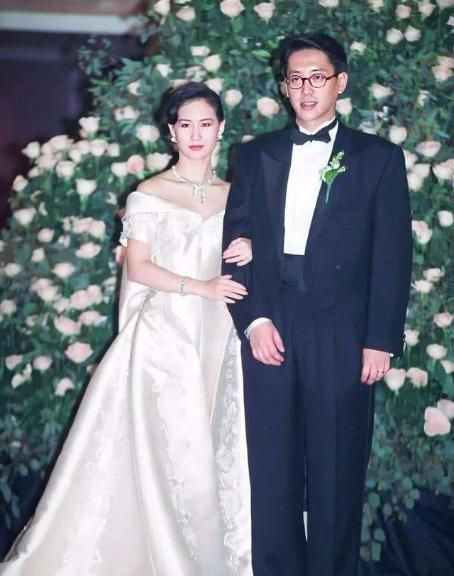 原以为何超琼婚纱照最美直到看见何超仪穿婚纱不戴皇冠也惊艳