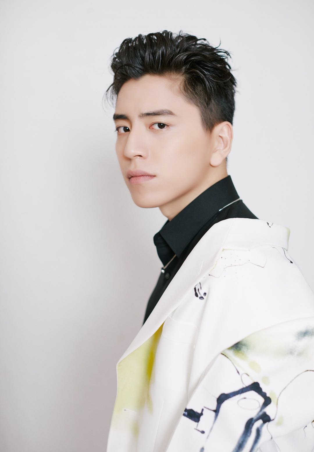 王大陆的穿搭不仅抓人眼球,还独一无二,越来越期待他的造型了