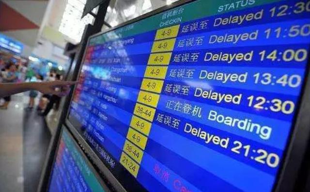 根据新闻报道:从2015年至今,李某遭遇 900 次航班延误,获赔 300 多
