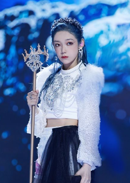 谁说希林娜依高长得丑？看到创3第三次公演造型，冰山美人太酷了_新浪新闻