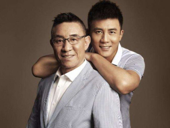 他是名副其实的星二代,今38岁还未婚,而65岁的父亲已经3婚