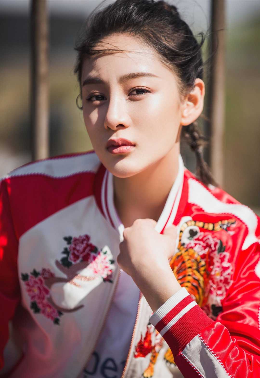 赵圆瑗颜值高真任性!红白拼接棒球服配牛仔裤休闲舒适,气质惊艳