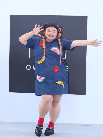 渡边直美的穿搭一直都很有少女感,这件蓝色的绣花t恤裙直接作为裙子来