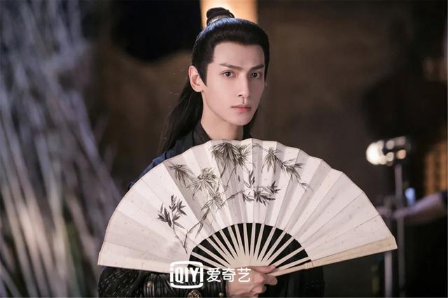 黄景瑜近日剧照曝光深色西装尽显好身材他是行走的衣架吗