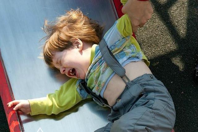 孩子逛街撒泼打滚,不买玩具不让走,爸妈应该如何正确处理?