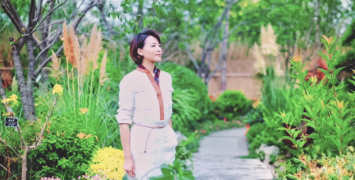 董卿真是优雅到骨子里了!一袭白色连衣裙知性利落,端庄稳重