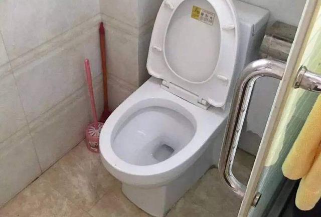 上完厕所手纸应该扔进马桶里,还是垃圾桶里?其实很多人都做错了