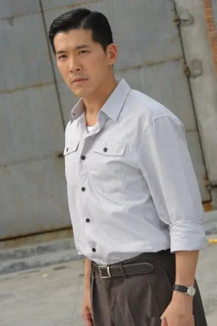 因飞龙在天成名后娶小3岁老婆恩爱多年今两儿子比他还帅