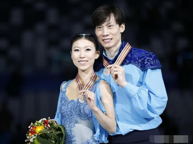 44岁花滑冠军担任国家队教练,和54岁外国老公恩爱,如今担任教练|庞清