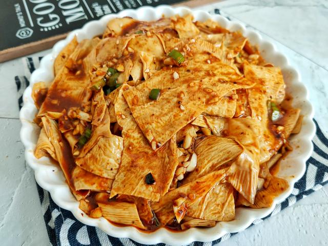 让人无法抗拒的油豆皮做法,香辣可口特解馋,比大鱼大肉都香