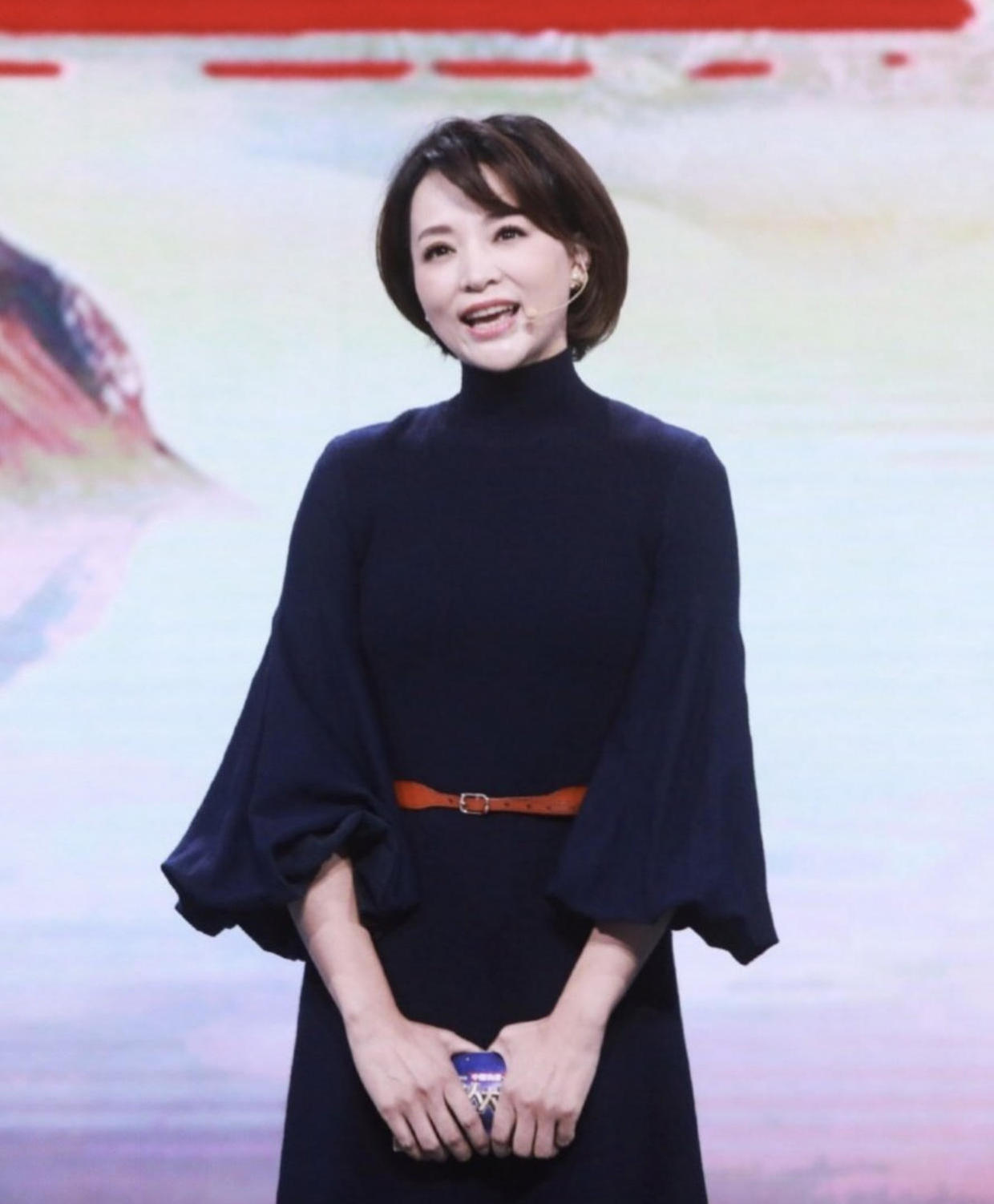 董卿真是优雅到骨子里了!一袭白色连衣裙知性利落,端庄稳重