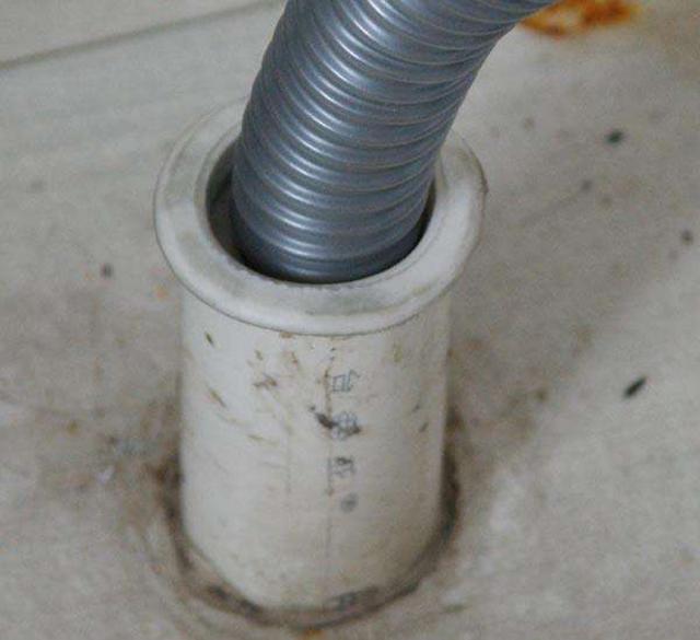 瓦工大意了,洗漱盆下水管装了地漏不能移,以后排水往外溢咋办?