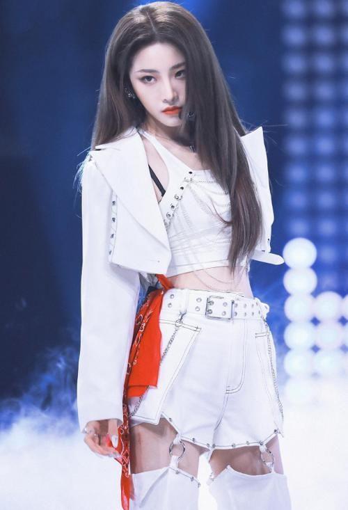 原来the9喻言后背纹身这么大?饭拍镜头下,打码师辛苦了