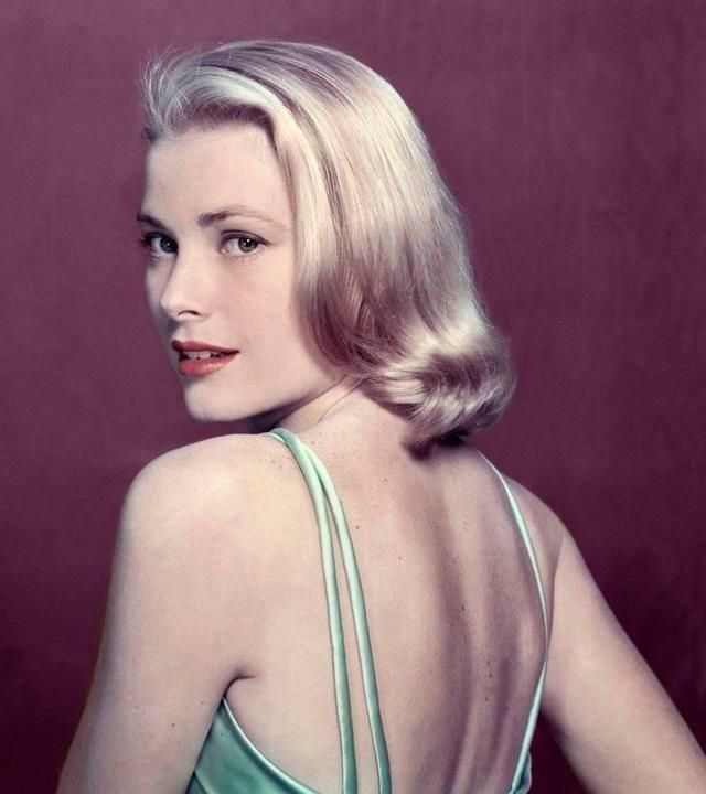 戴安娜婚前是王室小白