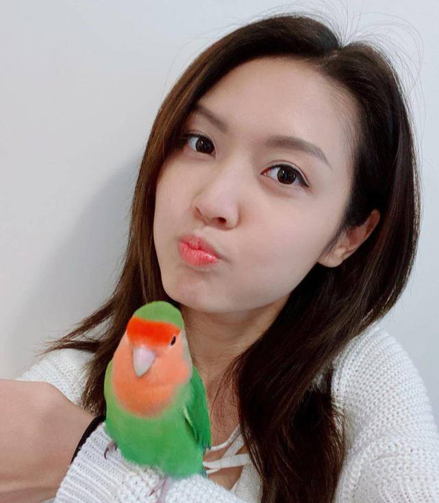 她曾是港姐冠军,隐婚嫁给沐浴露大王,如今33岁申请援助金惹争议