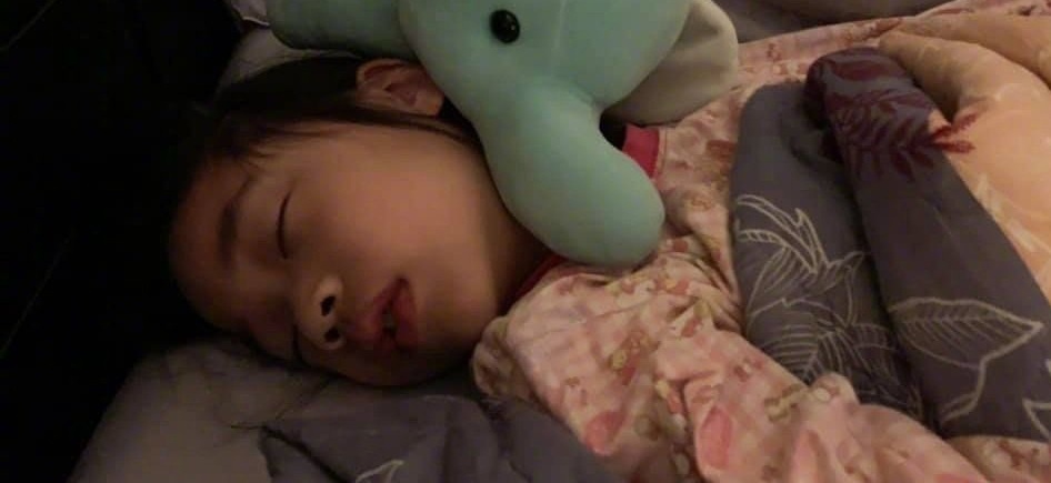 小s女儿睡觉的一个动作,有可能会拉低颜值,有此习惯的赶紧纠正