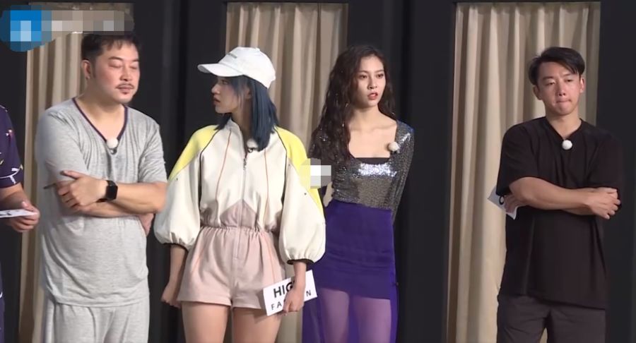 程潇被造型师坑了录跑男给她准备超短裤全程只能往下拽