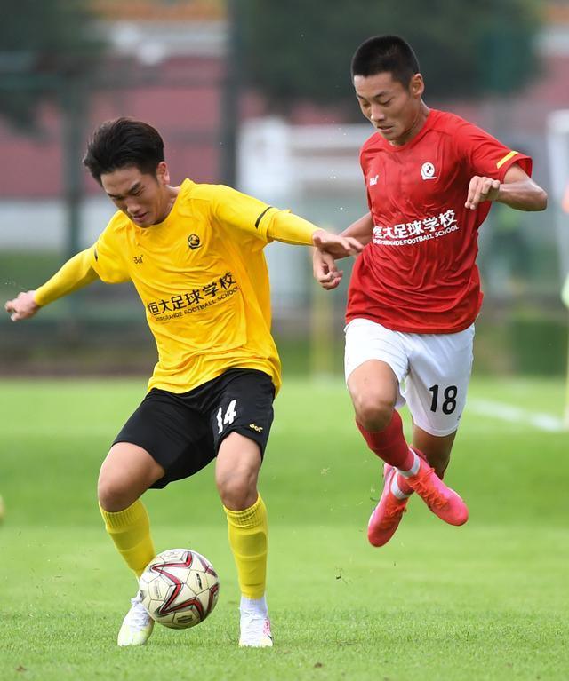 恒大足校在人才培养方面为何会取得成功,前国脚区楚良,吴群立进行了