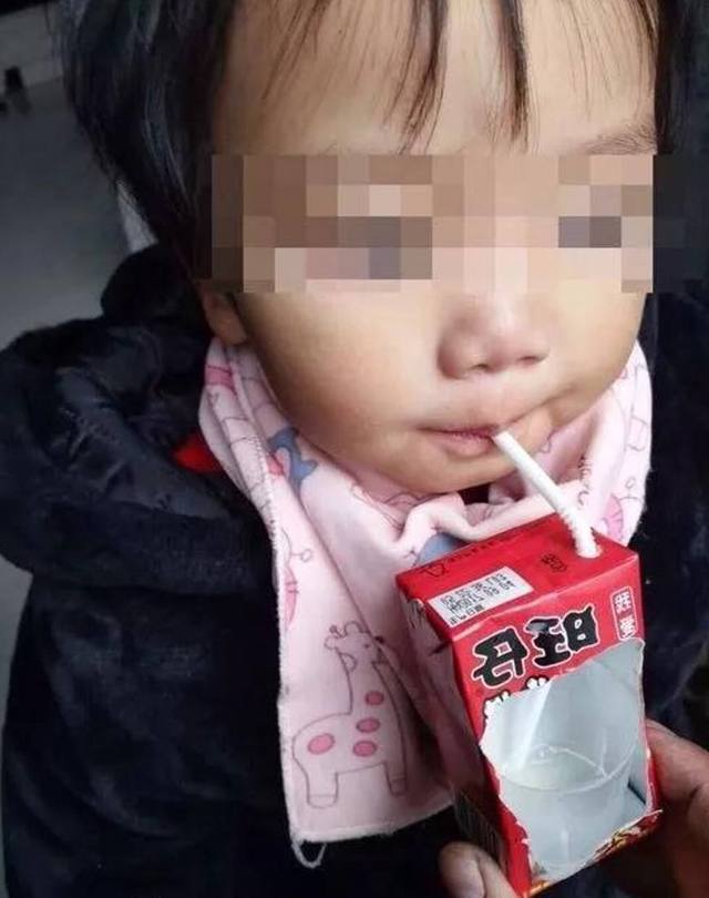 宝妈为了骗宝宝喝药也是拼了,各种奇葩招数,真替宝宝心疼!