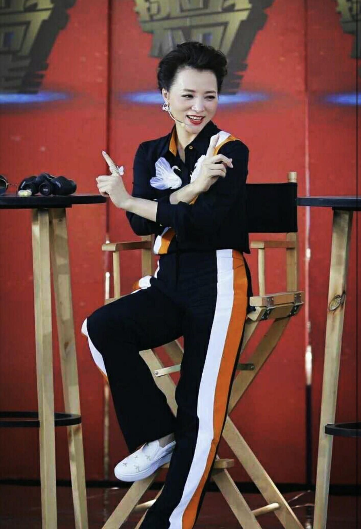 董卿真是优雅到骨子里了!一袭白色连衣裙知性利落,端庄稳重