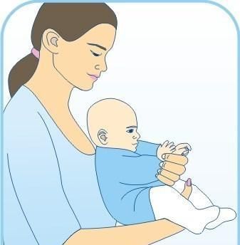 妈妈抱宝宝姿势不对,易造成脊椎弯曲,这些常见错误可能你也在犯