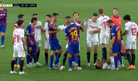 精神属性不亚于c罗梅西太想赢球了一拳挥向对方脸部