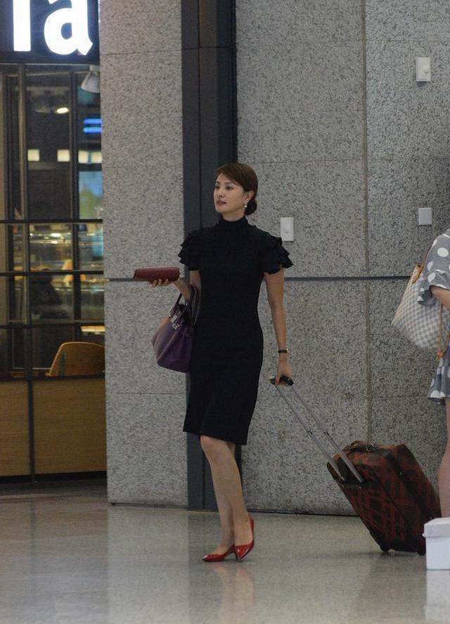 刘芳菲不愧是央视主持人,穿条黑裙走机场,散发优雅高贵气质