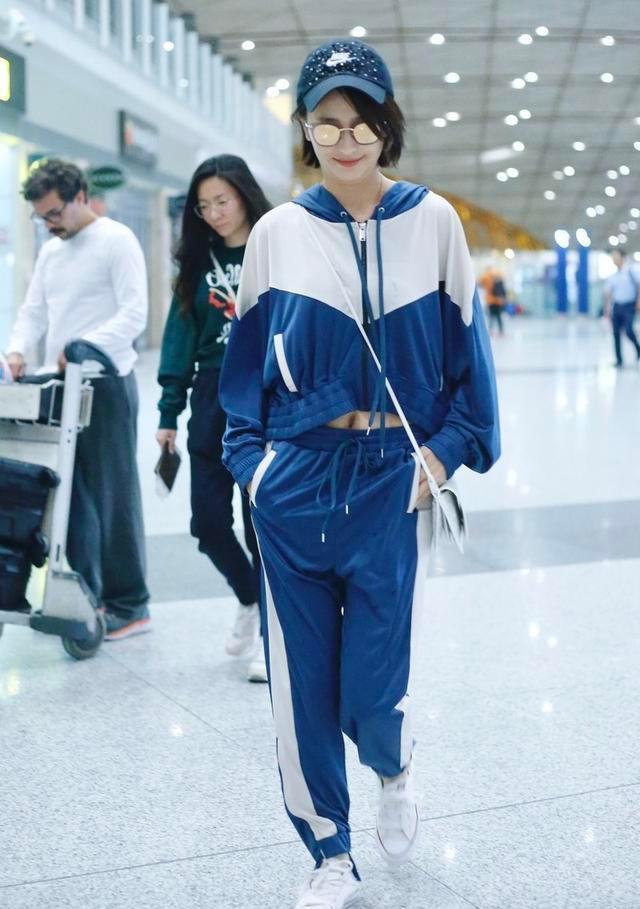 36岁佟丽娅又"扮嫩",校服装改露脐装,化身元气女孩超减龄